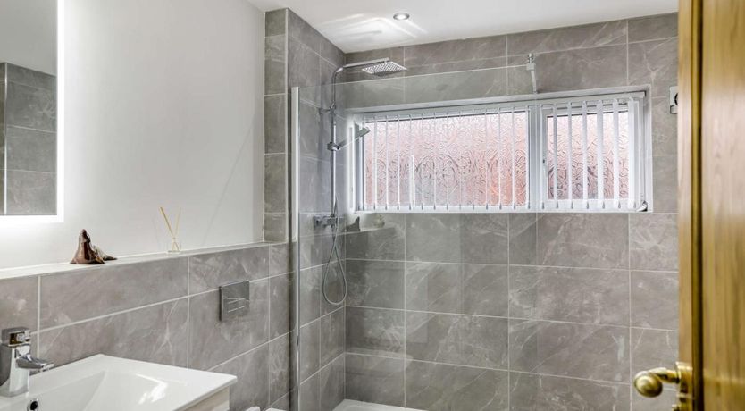 Photo of 4 Bed in Colwyn Bay