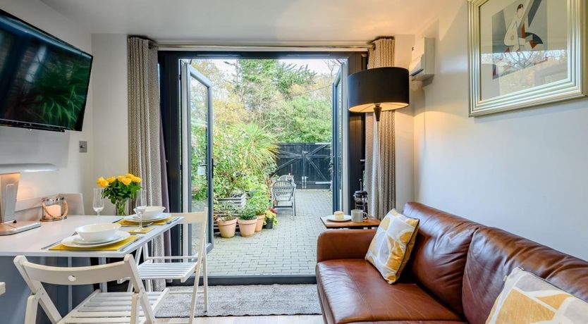 Photo of 1 Bed in Highcliffe