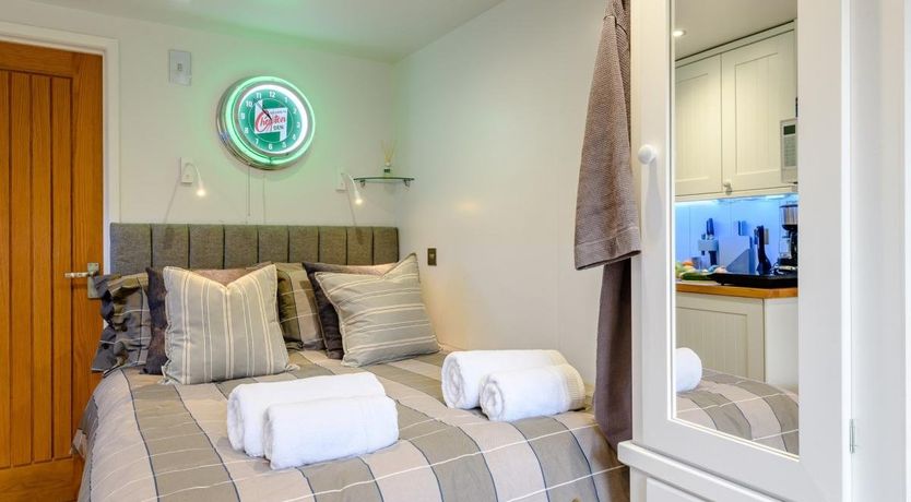 Photo of 1 Bed in Highcliffe