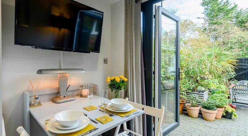 Photo of 1 Bed in Highcliffe