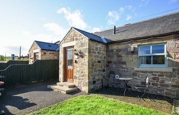 Dunlin Cottage - Lucker Steadings Holiday Cottage