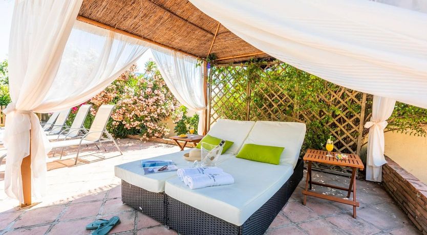 Photo of On Hibiscus Hilltop