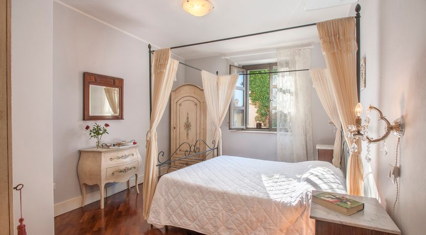 Photo of Sun-Kissed Green Heart