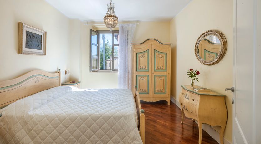 Photo of Sun-Kissed Green Heart