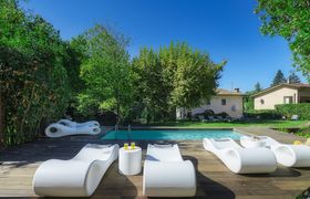 Photo of poolside-prosecco
