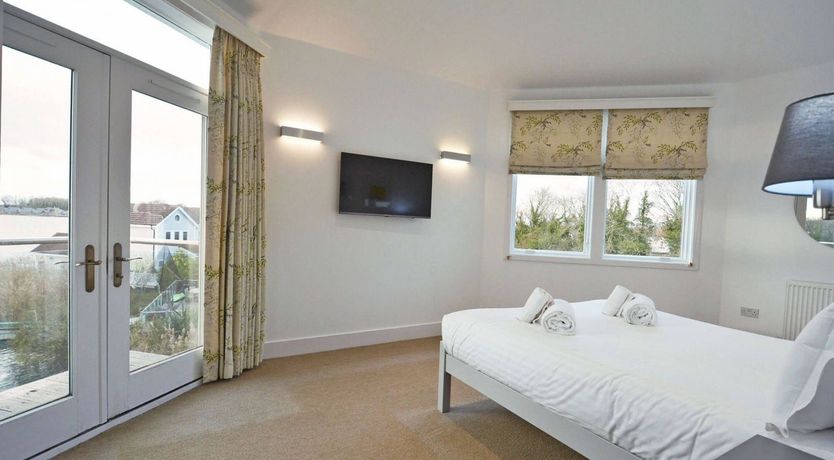 Photo of Lakeside Reflection