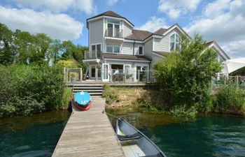 Lakeside Reflection Holiday Cottage