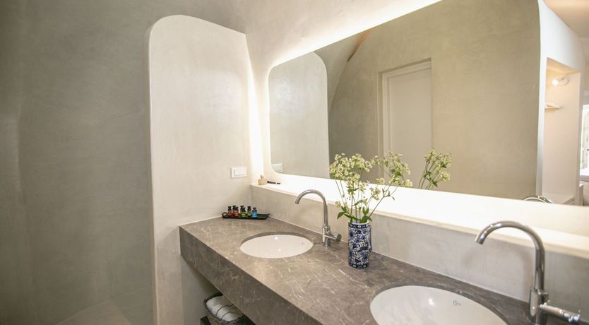 Photo of Bougainvillea on the Breeze