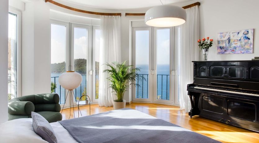 Photo of The Pearl Diver