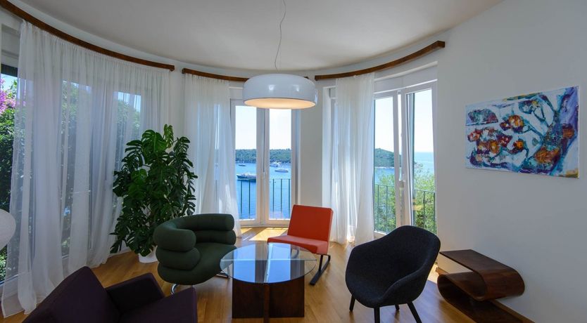 Photo of The Pearl Diver