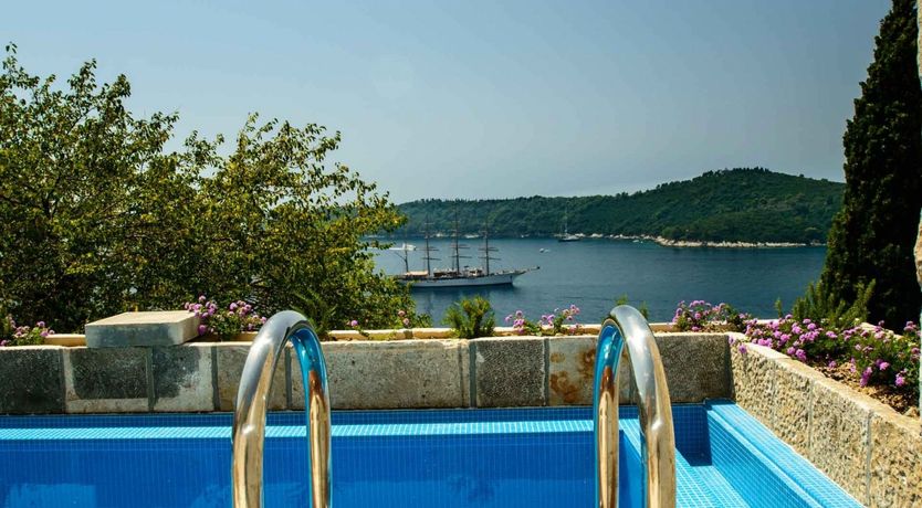 Photo of The Pearl Diver