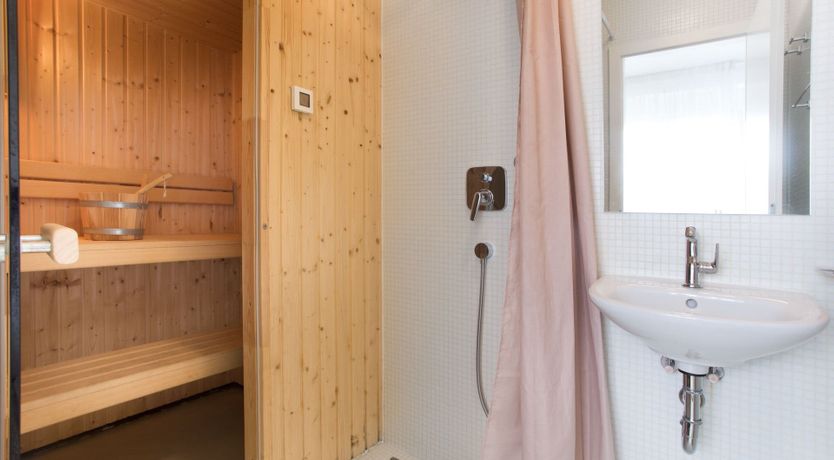 Photo of The Pearl Diver