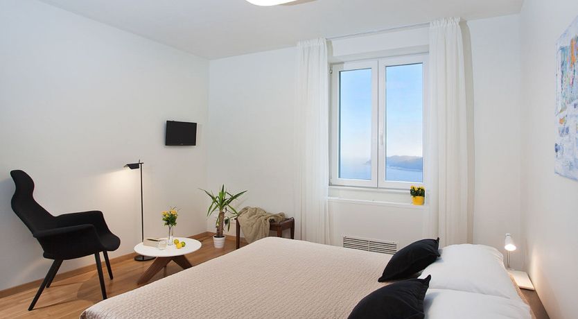 Photo of The Pearl Diver