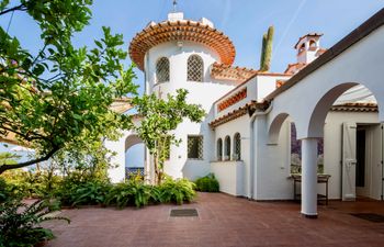 Seashells & Bougainvillea Holiday Home