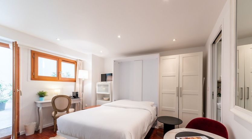 Photo of A Splash of Paris Red