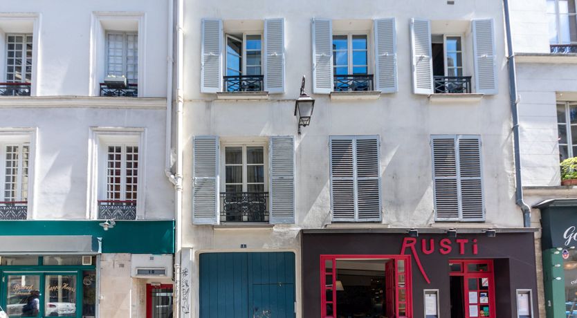 Photo of A Splash of Paris Red