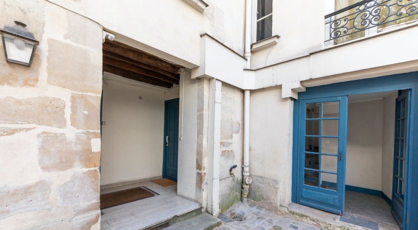 Photo of A Splash of Paris Red