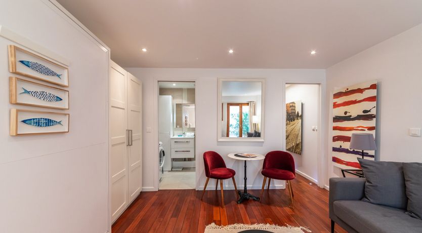 Photo of A Splash of Paris Red