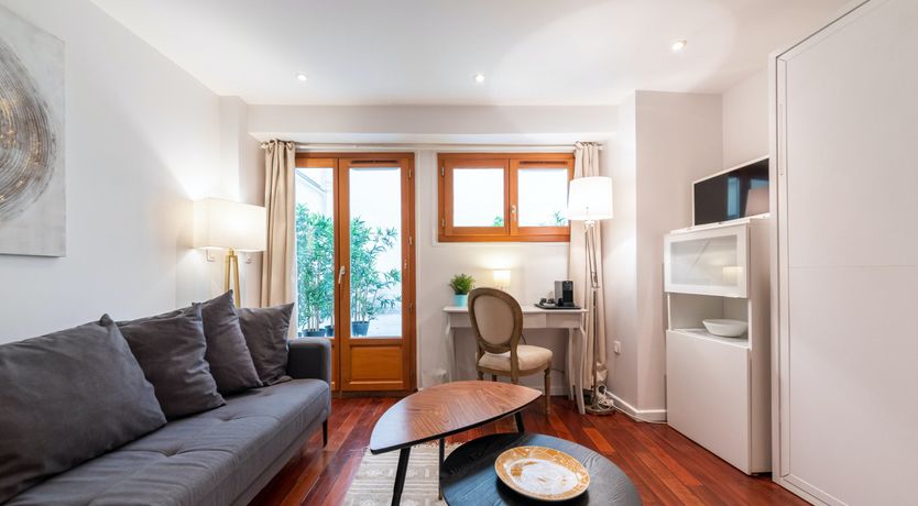 Photo of A Splash of Paris Red