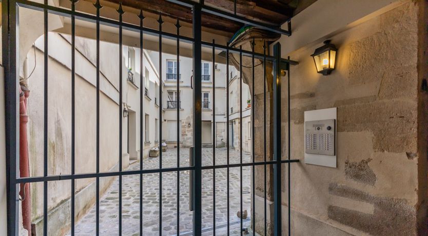 Photo of A Splash of Paris Red