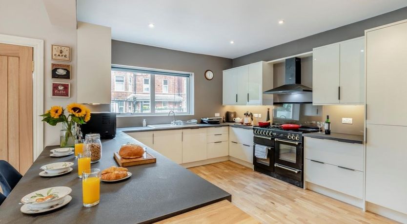 Photo of 7 Bed in Bridlington