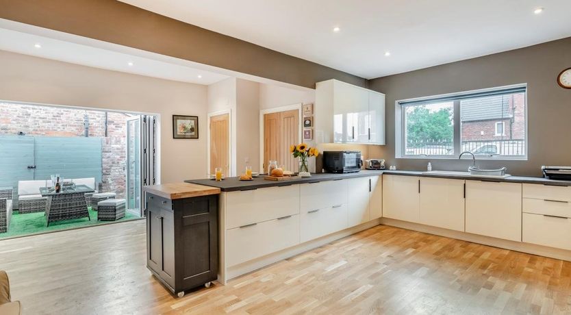 Photo of 7 Bed in Bridlington