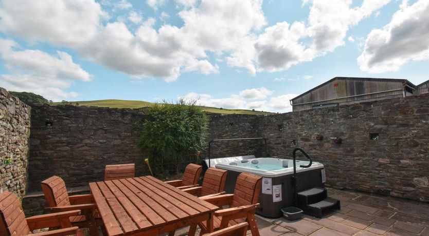 Photo of 5 Bed in Lower Chapel