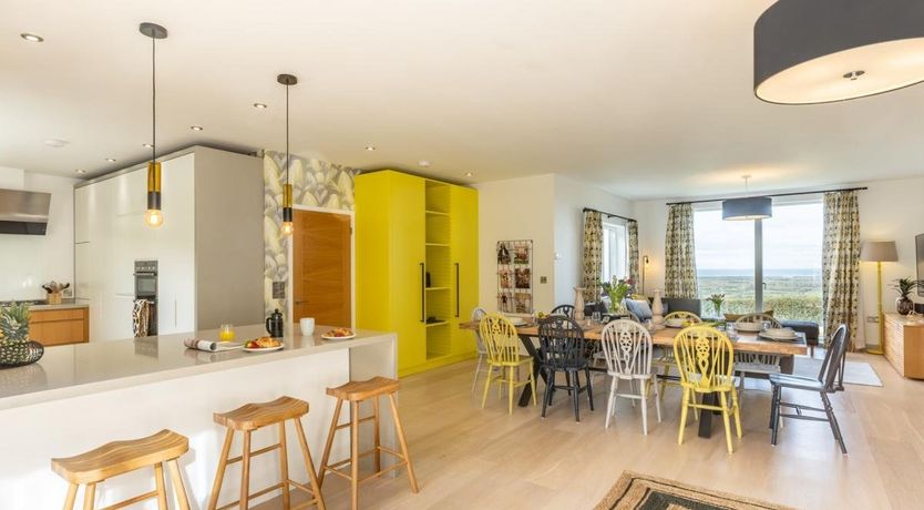 Photo of 5 Bed in Appledore