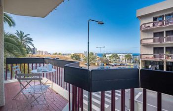 Pebble & Black Sands Apartment