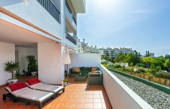 Lustrous Bougainvilleas Apartment