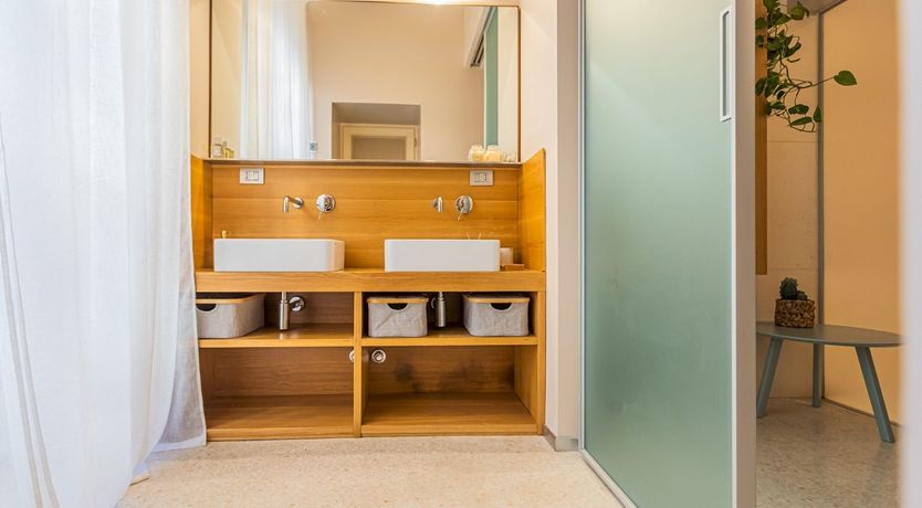 Photo of Como Crystal