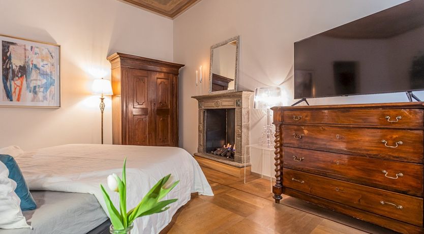 Photo of Como Crystal