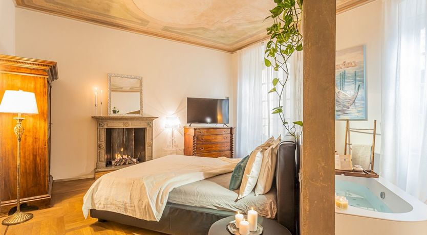 Photo of Como Crystal