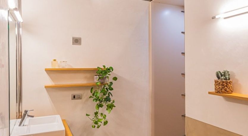 Photo of Como Crystal