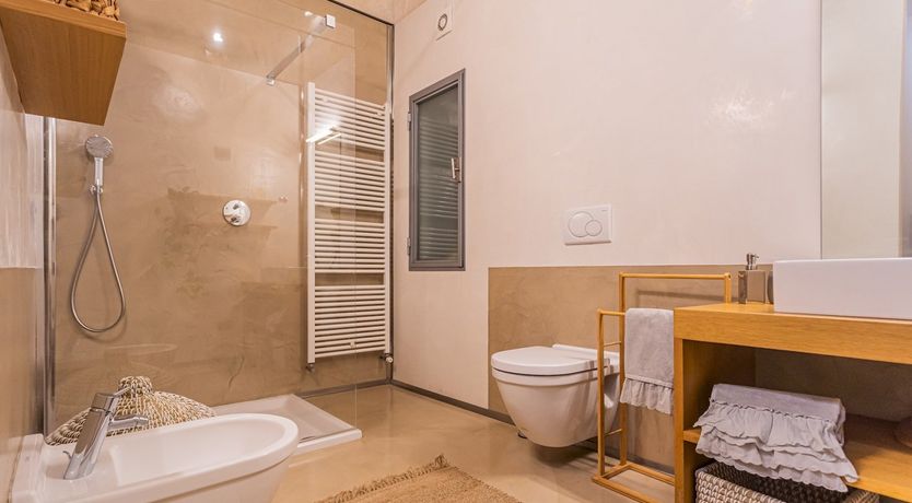 Photo of Como Crystal