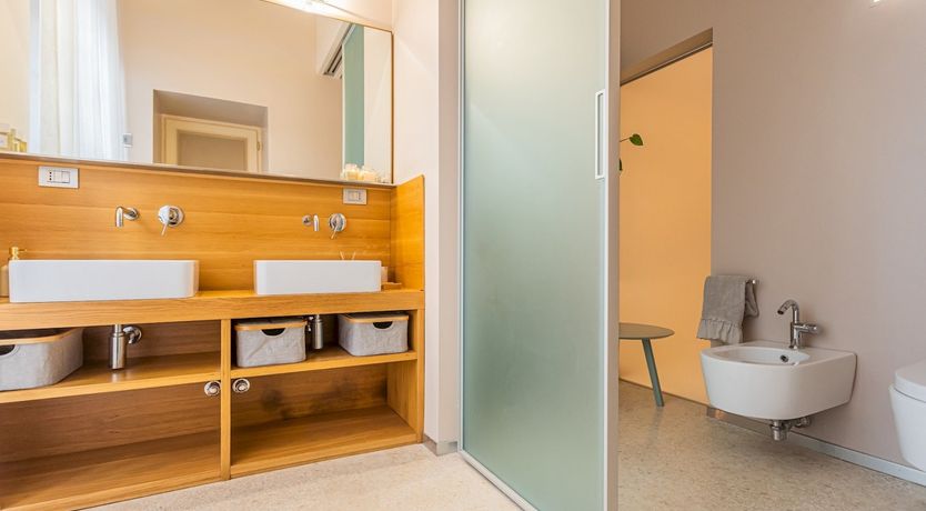 Photo of Como Crystal