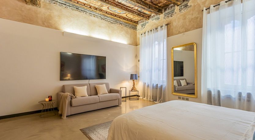 Photo of Como Crystal