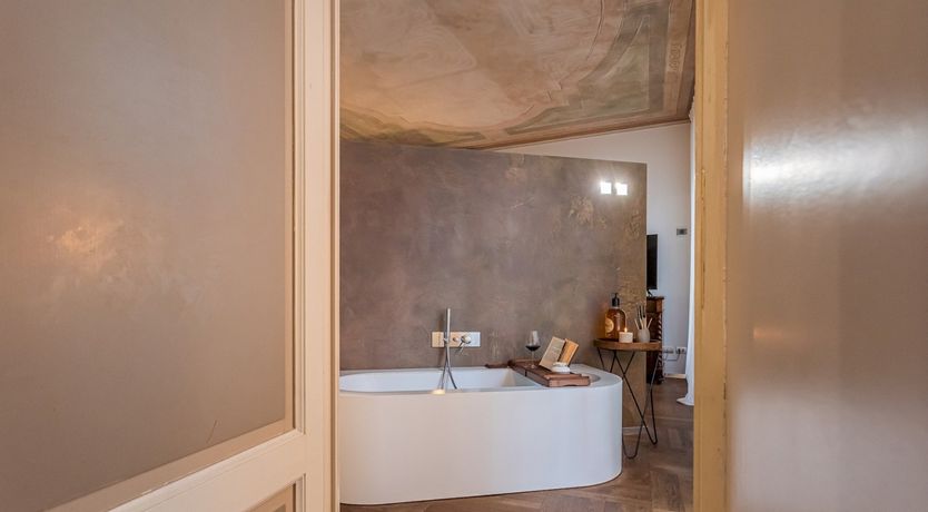 Photo of Como Crystal