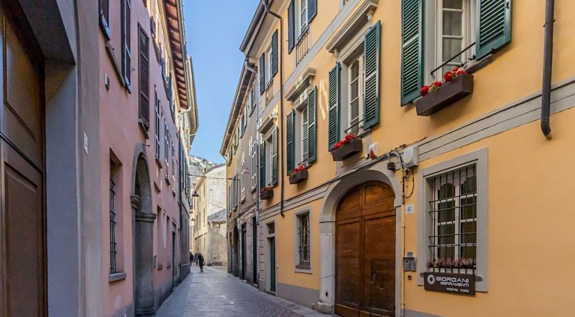 Photo of Como Crystal