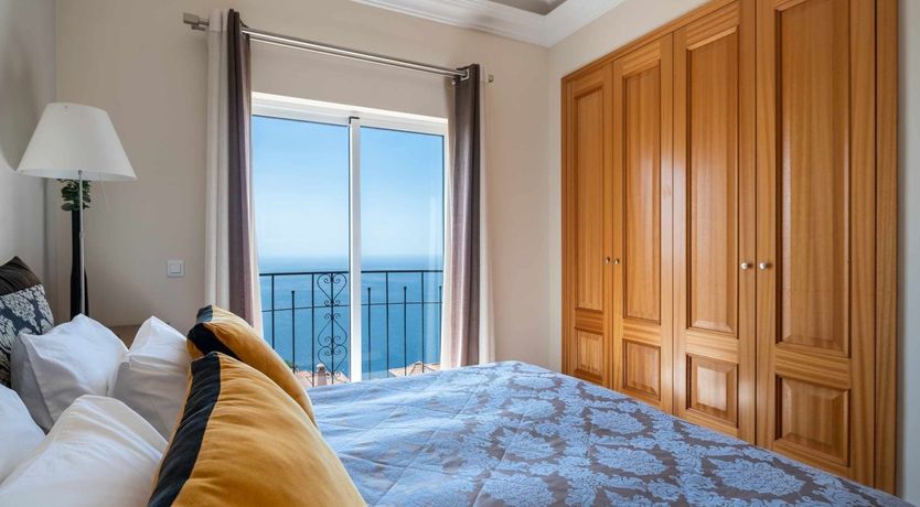 Photo of Blurred Horizons