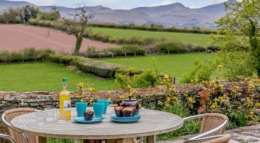 Photo of 4 Bed in Llechfaen