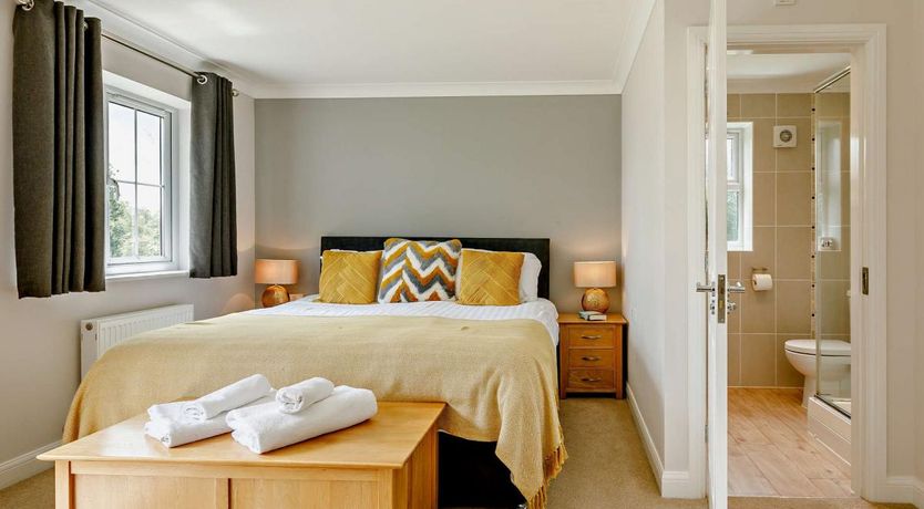 Photo of 3 Bed in Huntworth