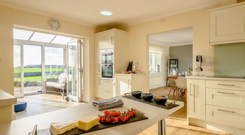 Photo of 6 Bed in Awre