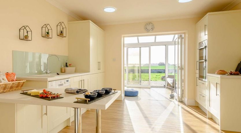 Photo of 6 Bed in Awre