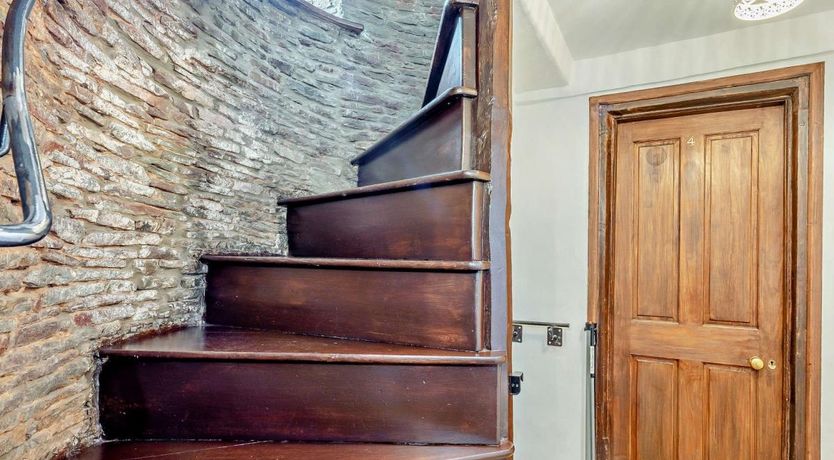 Photo of 8 Bed in Winterbourne