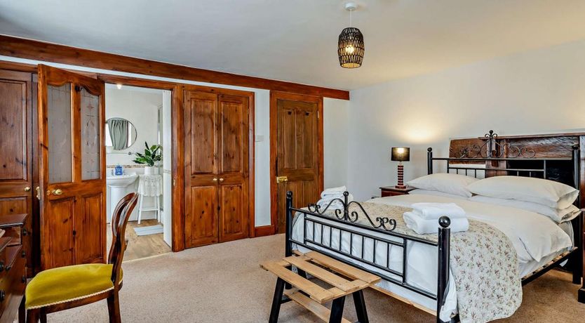 Photo of 8 Bed in Winterbourne