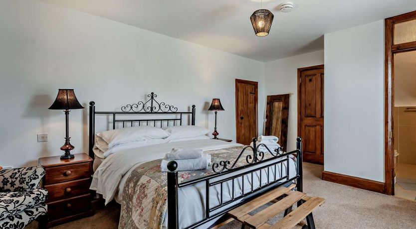 Photo of 8 Bed in Winterbourne