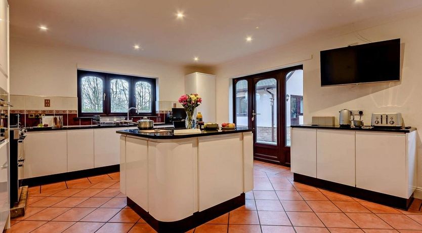 Photo of 5 Bed in Burridge