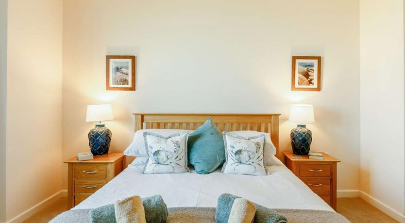 Photo of 5 Bed in Mortehoe