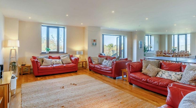 Photo of 5 Bed in Mortehoe